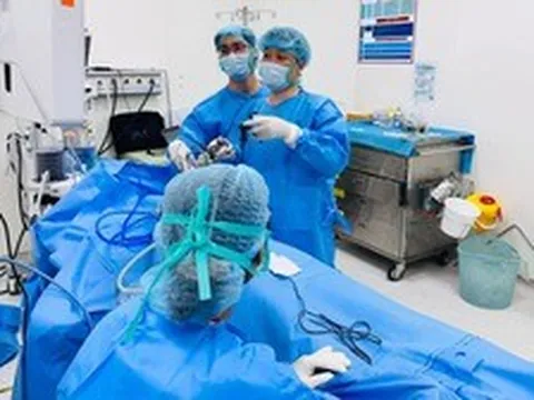 Uống nước lá cây để tan sỏi thận, nam thanh niên 'nuôi' khối sỏi san hô khổng lồ