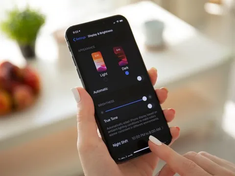 Trời tối, có nên bật chế độ Dark mode?