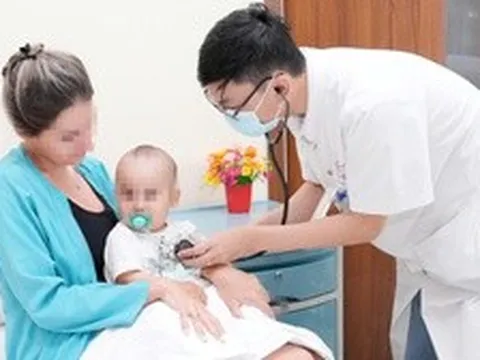Cứu bệnh nhi 9 tháng tuổi người Kazakhstan nuốt phải kim băng đang bung mở