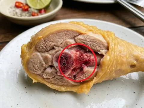 Thấy xương gà đỏ sau khi luộc, có nên ăn tiếp? Câu trả lời không như nhiều người nghĩ