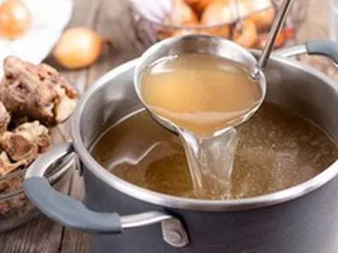 Lý do không nên cho muối ngay từ đầu khi hầm xương