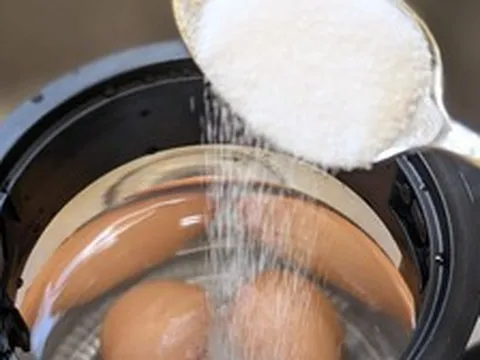 Nên luộc trứng bằng nước lạnh hay nước sôi? 5 đầu bếp chuyên nghiệp cùng khuyên 1 điều