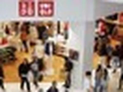 Vì sao "cầm nhầm" quần áo ra ngoài cửa hàng Uniqlo là còi hú inh tai, báo hiệu bạn ăn trộm?