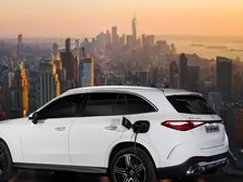 Xe Mercedes bán chạy nhất Việt Nam thêm bản hybrid, giảm giá bản xăng