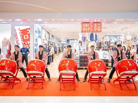 Hàng trăm khách hàng xếp hàng dài trước cửa hàng UNIQLO Hanoi Centre