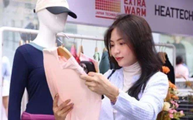 Từ nay đến 25/10, người dân ở Hà Nội có thể nhận miễn phí 1.000 chiếc áo sở hữu công nghệ độc đáo