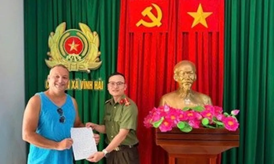 Vì một chiếc ví, du khách Canada quay lại Khánh Hòa làm điều bất ngờ